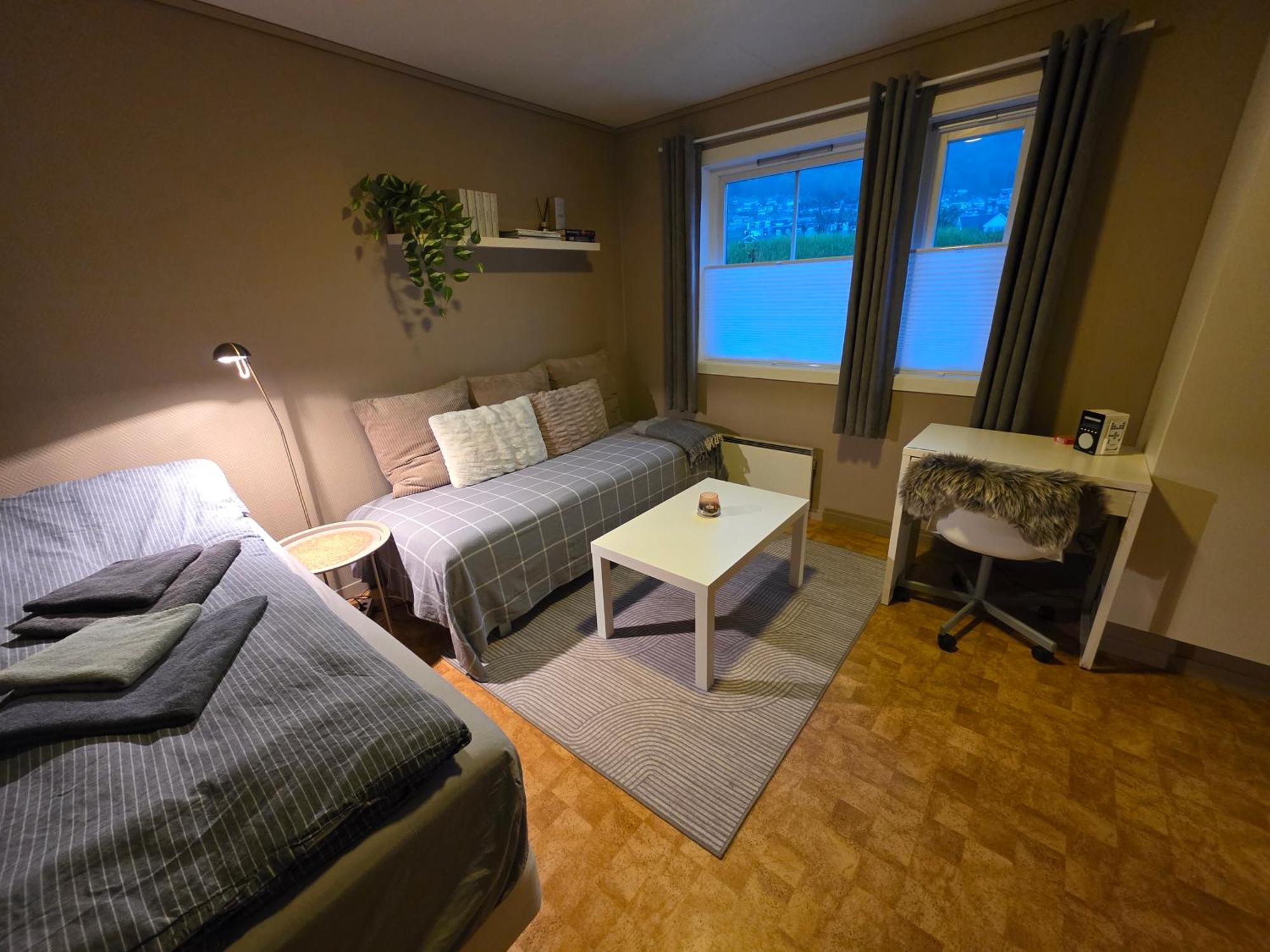 Rom Sentralt I Sogndal Hostel Exterior photo